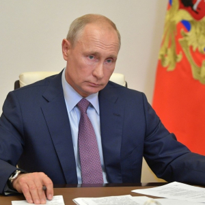 Путин поручил обеспечить увеличение роста зарплат в 2023 году